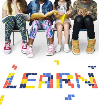 sandalye üzerinde oturan çocuk