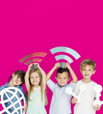  Teknoloji sembolleri tutan çocuk