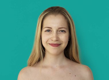 Mutlu yüz ifadesi ile gülümseyen kadın