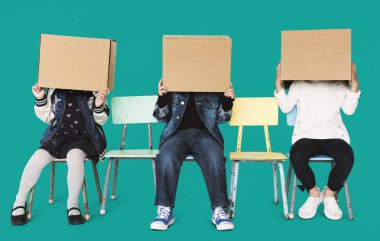 sandalye üzerinde oturan çocuklar