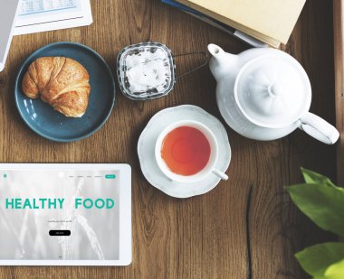 Kahvaltı masa ve dijital tablet