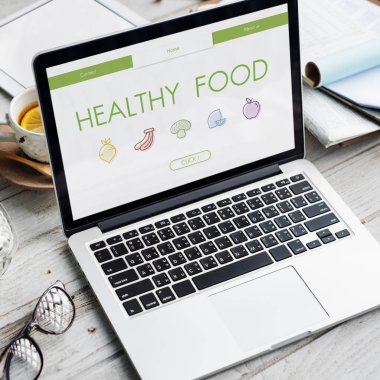 ahşap masa üstünde açılan laptop