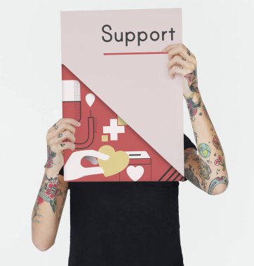 Dövmeli kişi holding afiş.