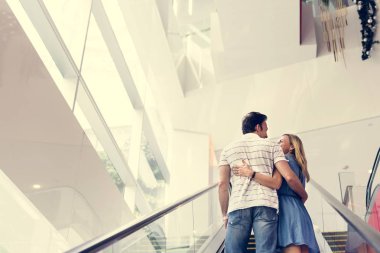 Çiftler birlikte vakit geçiriyorlar.