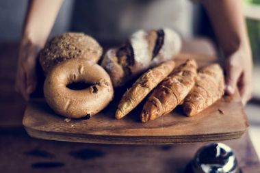 İnsanlar ellerini tutun ahşap tepsi mevcut taze pişmiş ekmek, özgün photoset