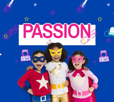 süper kahraman kostümleri giyen çocuk