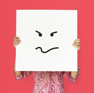 Beyaz afişini suratla kapsayan kişi 