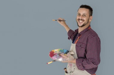 Sanatçı adam boya fırçası ile