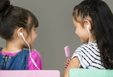 iki kız müzik dinliyor