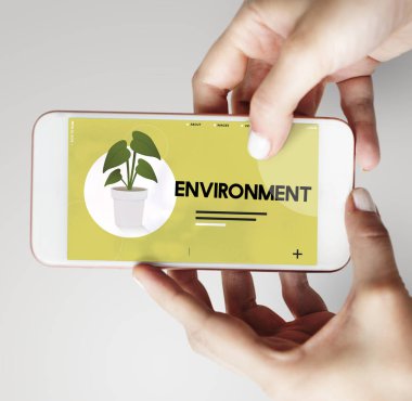 Akıllı telefon kullanan kadın