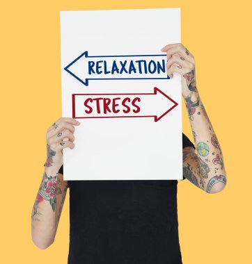 Dövmeli kişi holding afiş. 