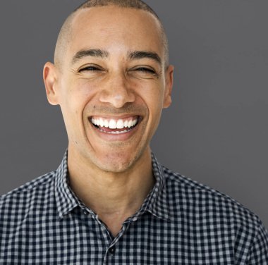 Karışık ırk adamı gülümsüyor