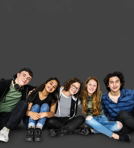 Öğrenciler arkadaşlarının yanına birlikte gülümseyen — Stok fotoğraf