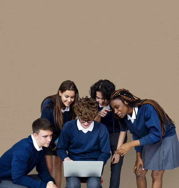 Estudantes usando laptop — Fotografia de Stock