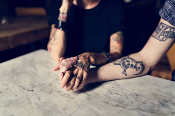 Татуированные руки, держащиеся вместе — стоковое фото