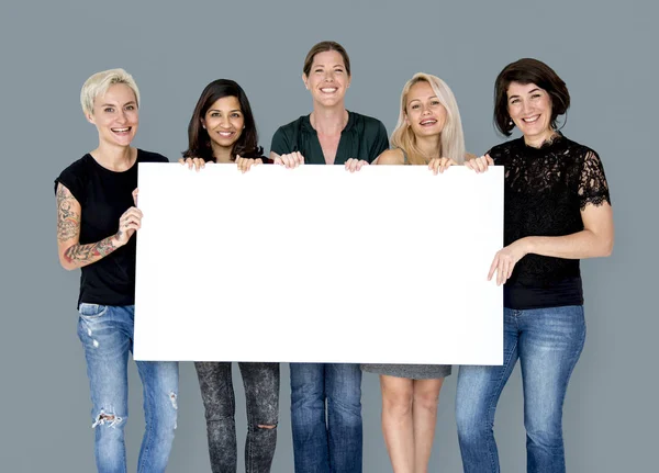 Mujeres sosteniendo banner en blanco de papel — Foto de Stock