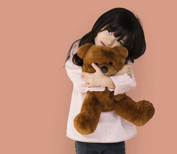 Дівчина обіймає плюшевого ведмедя — стокове фото