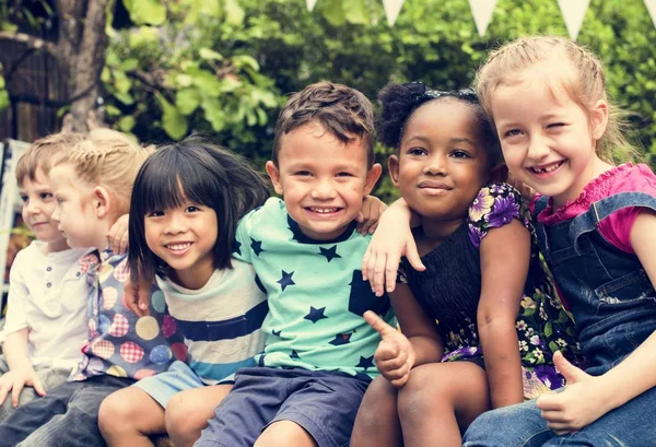 Niños abrazándose juntos —  Fotos de Stock