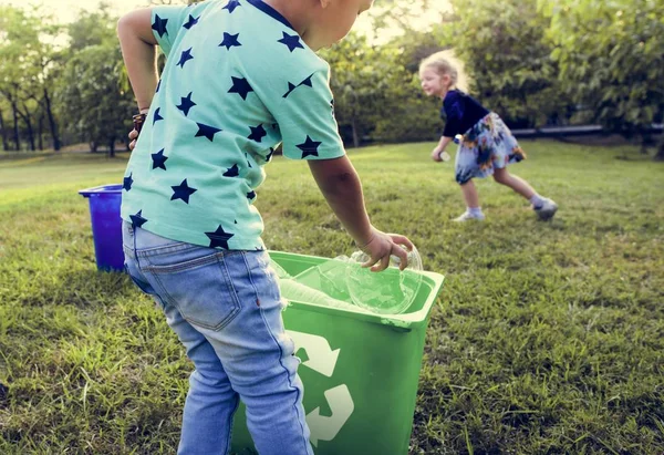 Crianças separando lixo para reciclar — Fotografia de Stock