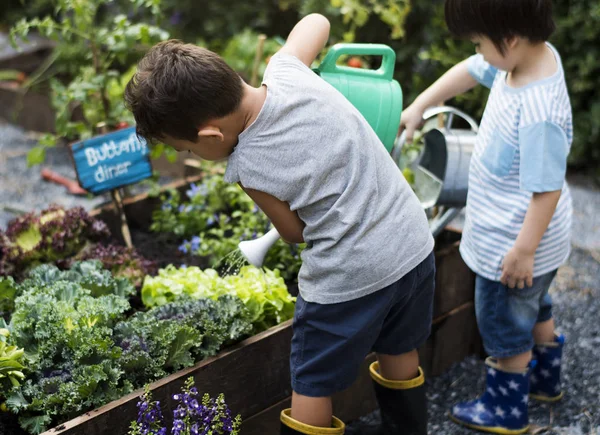 Anak berkebun di luar — Stok Foto