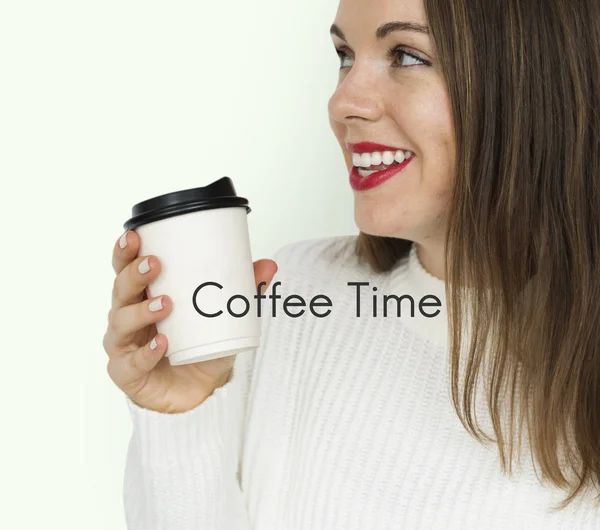 Женщина держит чашку кофе — стоковое фото
