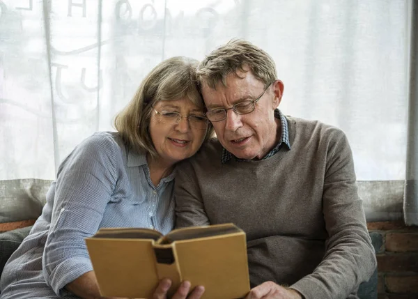 Boldog nyugdíjas pár — Stock Fotó
