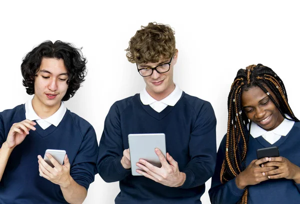 Schüler nutzen digitale Geräte — Stockfoto