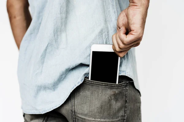 Человек со смартфоном в кармане — стоковое фото