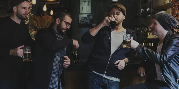 Vänner som dricker öl tillsammans — Stockfoto