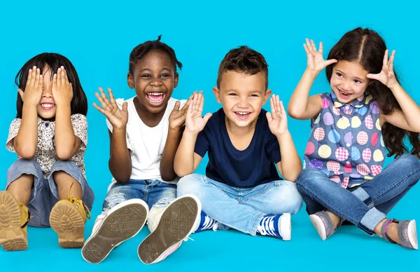 Niños felices sentados en el suelo — Foto de Stock