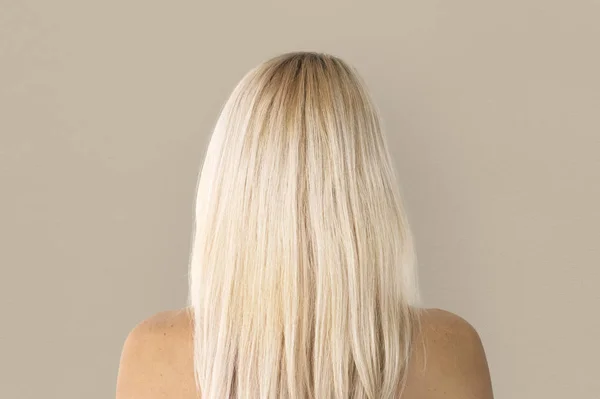 Blonde vrouw met lang haar — Stockfoto