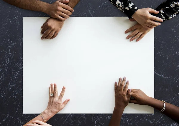 Les gens assis à la carte blanche — Photo