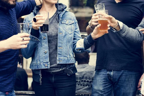 Amigos bebendo cerveja — Fotografia de Stock