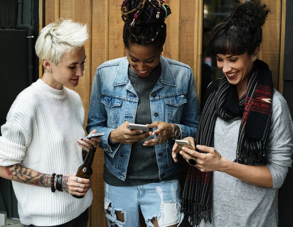 Mulheres usam telefone celular — Fotografia de Stock
