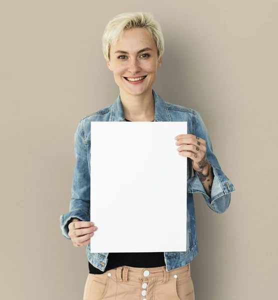 Loira mulher segurando cartaz branco — Fotografia de Stock