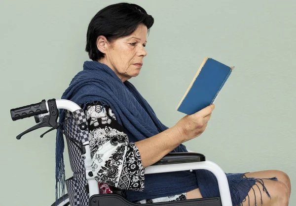 Niepełnosprawna kobieta na wózku inwalidzkim — Zdjęcie stockowe