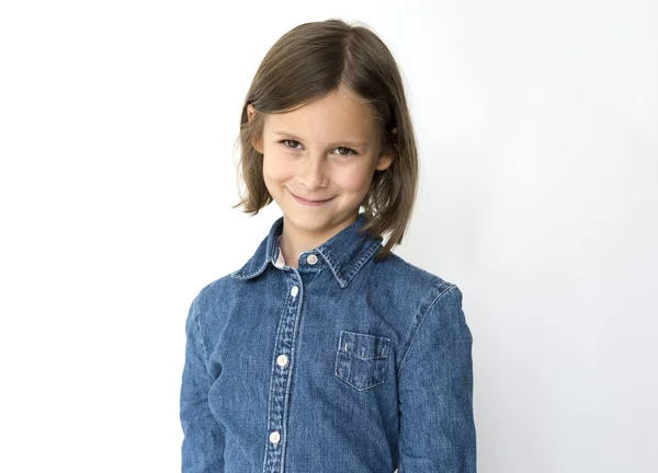 Mała dziewczyna noszenia jeans koszula — Zdjęcie stockowe