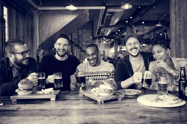 Mensen genieten van eten en drinken op het feest — Stockfoto