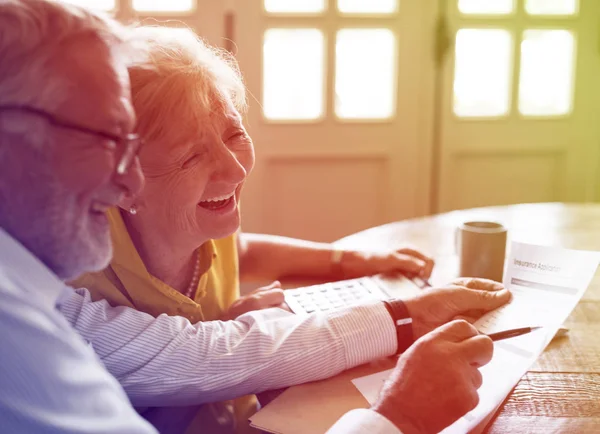 Senior-Paar liest Dokumente — Stockfoto