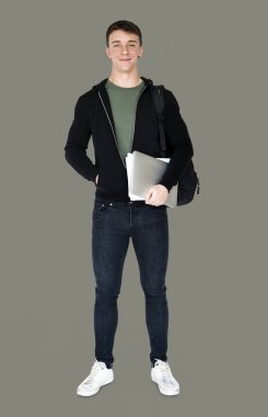 Dizüstü bilgisayar tutan adam