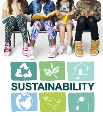 sandalye üzerinde oturan çocuk