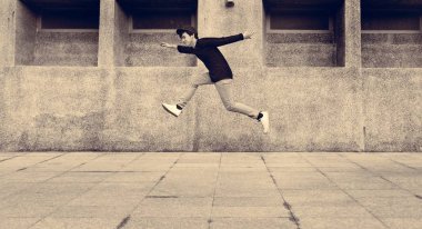 Sokakta zıplayan adam