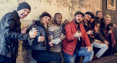 Arkadaşlar birlikte bira içmek