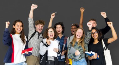 stüdyoda ayakta öğrenciler gülümseyen 