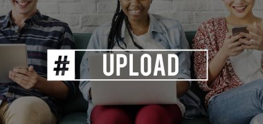 koltukta oturan çok ırklı genç arkadaşlar