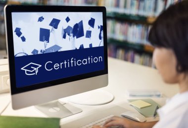 bilgisayar klavye üzerinde tipik kadın