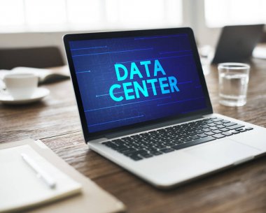 çalışma alanı tablo üstünde laptop 