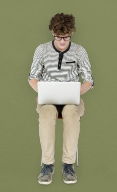 dizüstü bilgisayar kullanan adam