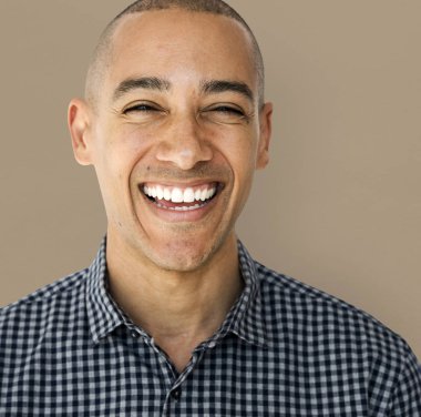 Karışık ırk adamı gülümsüyor