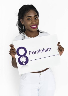 Kağıt afiş tutan Afrika kadın